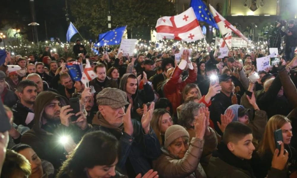 Η Γεωργία σε πολιτικό αδιέξοδο: Τρίτη συνεχόμενη νύχτα διαδηλώσεων - Φιλοευρωπαίοι στους δρόμους (βίντεο)